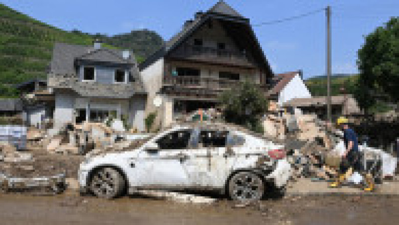 Germanii se confruntă cu o nouă probemă: munții de gunoaie rămase după inundații, în condițiile în care stațiile de sortare a deșeurilor sunt deja blocate. Foto: Profimedia | Poza 7 din 7