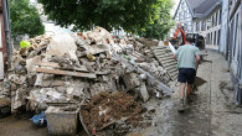 Germanii se confruntă cu o nouă probemă: munții de gunoaie rămase după inundații, în condițiile în care stațiile de sortare a deșeurilor sunt deja blocate. Foto: Profimedia | Poza 1 din 7