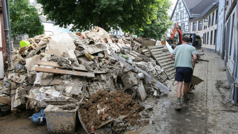Germanii se confruntă cu o nouă probemă: munții de gunoaie rămase după inundații, în condițiile în care stațiile de sortare a deșeurilor sunt deja blocate. Foto: Profimedia