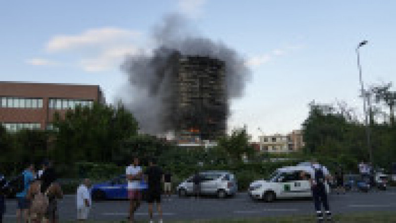 (210829) -- MILAN (ITALY), Aug. 29, 2021 (Xinhua) -- People gather near a building ravaged by a fire in Milan, Italy, on Aug. 29, 2021. A fire broke out at the multi-storey building here on Sunday, local media reported.,Image: 629384783, License: Rights-managed, Restrictions: , Model Release: no, Credit line: Profimedia | Poza 4 din 4