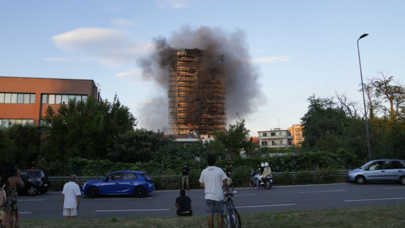 Un zgârie-nori cu 20 de etaje din Milano, devastat de un incendiu. Foto: Profimedia Images