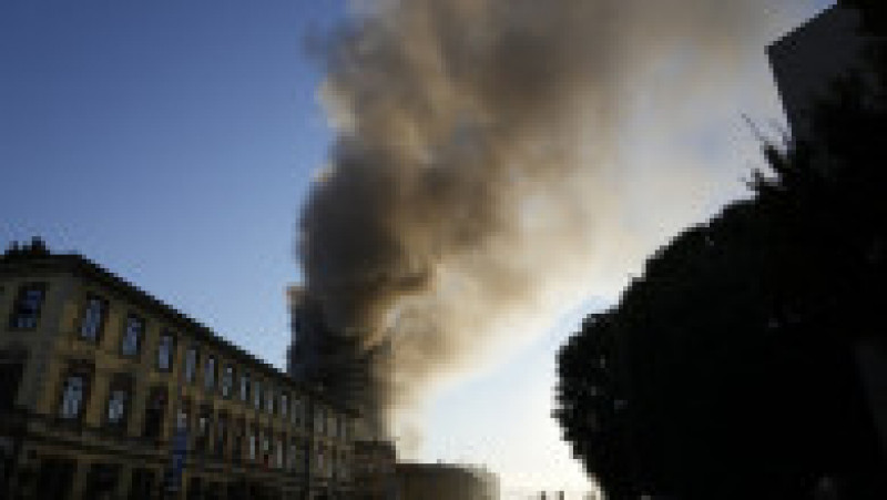 Un zgârie-nori cu 20 de etaje din Milano, devastat de un incendiu. Foto: Profimedia Images | Poza 2 din 4