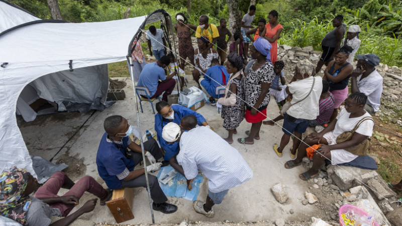 Sinistrați din Haiti așteaptă în fața unui cort medical după cutremur. Foto: Profimedia Images