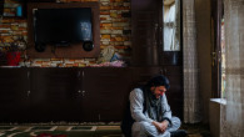 Aimal Ahmadi, fratele lui Zemarai, plânge în casa în care stăteau fratele și nepoții săi. Foto: Profimedia | Poza 2 din 9