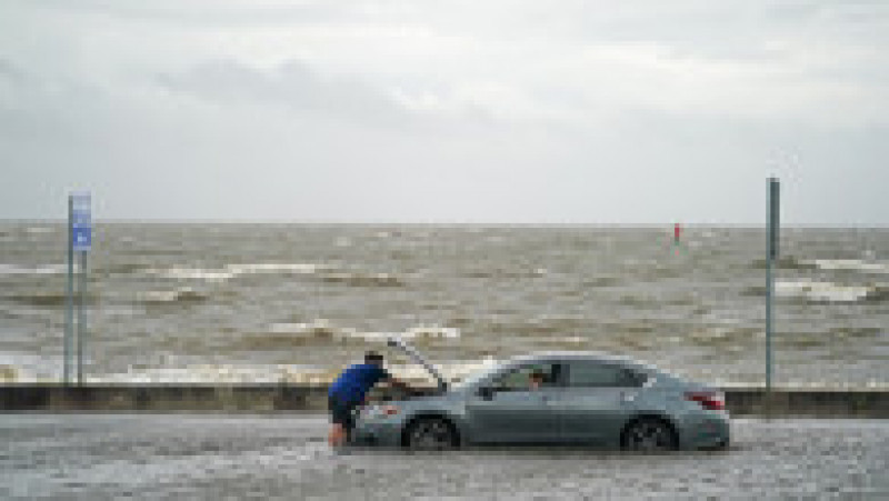 Un bărbat a rămas cu mașina în pană într-o zonă inundată din Biloxi, Mississippi Foto: Profimedia Images | Poza 15 din 27