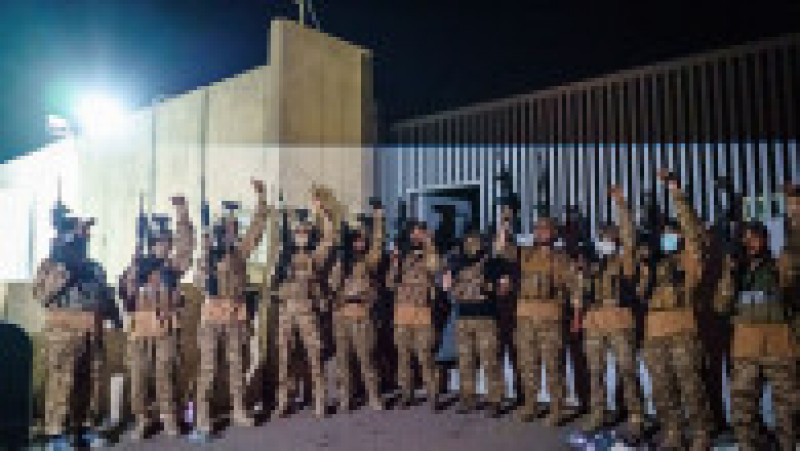 Luptătorii talibani sărbătoresc preluarea aeroportului din Kabul și plecarea ultimilor soldați americani. Foto: Profimedia Images | Poza 9 din 18