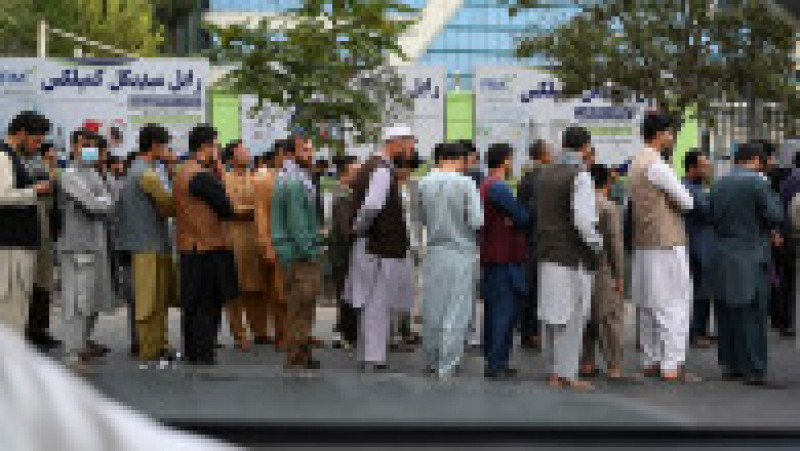 Afganii au stat la cozi uriașe la bancomate. FOTO: Profimedia Images | Poza 3 din 5