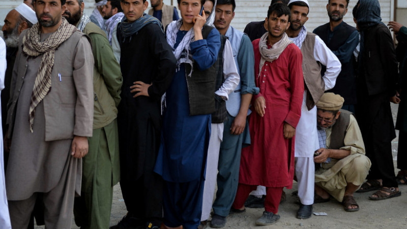 Afganii au stat la cozi uriașe la bancomate. FOTO: Profimedia Images
