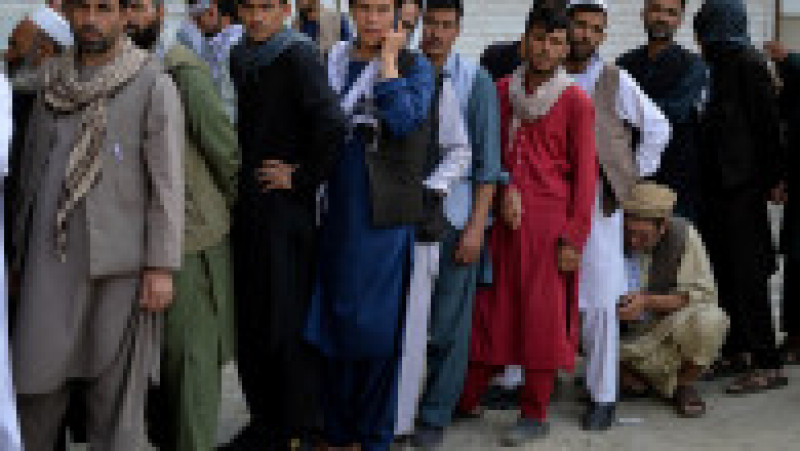 Afganii au stat la cozi uriașe la bancomate. FOTO: Profimedia Images | Poza 1 din 5