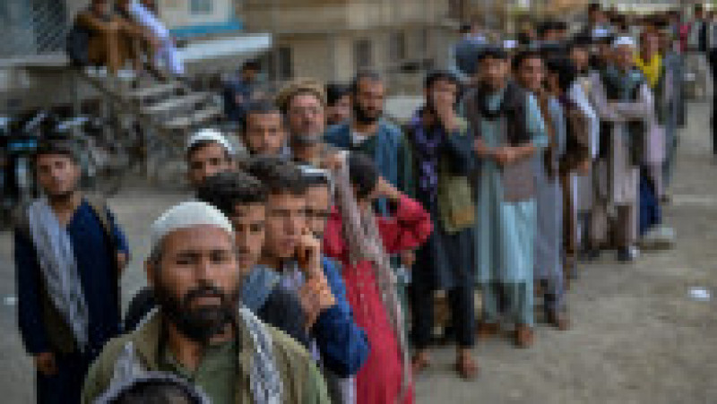 Afganii au stat la cozi uriașe la bancomate. FOTO: Profimedia Images | Poza 2 din 5
