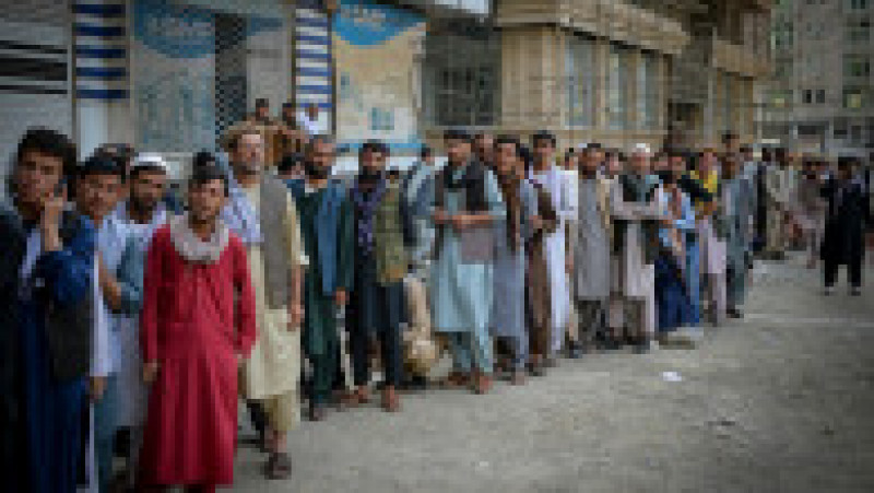 Afganii au stat la cozi uriașe la bancomate. FOTO: Profimedia Images | Poza 5 din 5