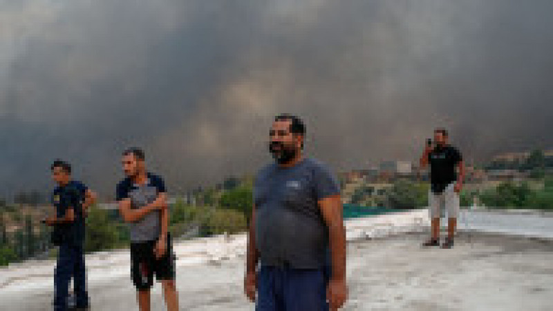 Cerul a fost acoperit de un nor negru de fum din cauza incendiului din nordul Atenei. Foto: Profimedia Images | Poza 7 din 9