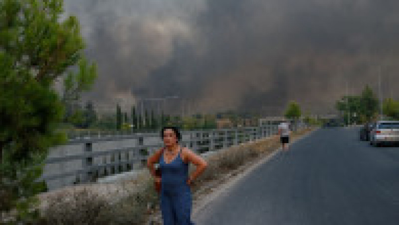 Cerul a fost acoperit de un nor negru de fum din cauza incendiului din nordul Atenei. Sursă foto: Profimedia Images | Poza 8 din 9