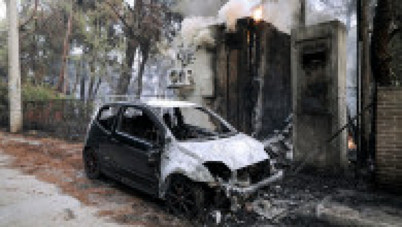 O mașină distrusă de incendiu în Varibobi, Atena. Foto: Profimedia Images | Poza 1 din 9