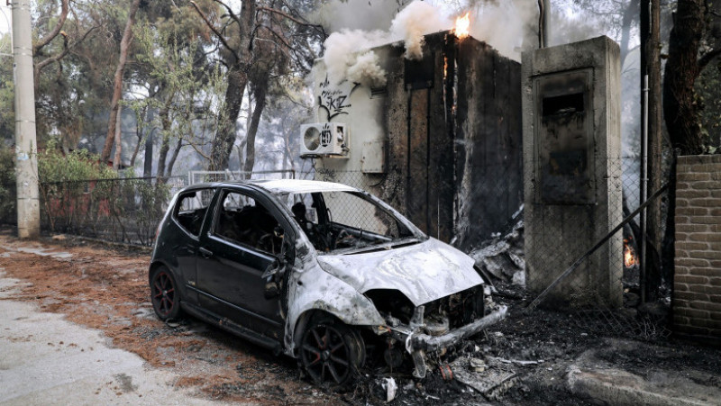 O mașină distrusă de incendiu în Varibobi, Atena. Foto: Profimedia Images