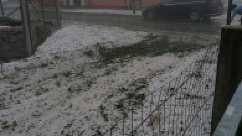 O ploaie torențială cu grindină a transformat străzile unui oraș din vestul Sloveniei în râuri. FOTO Facebook Misel Podgorski | Poza 2 din 17