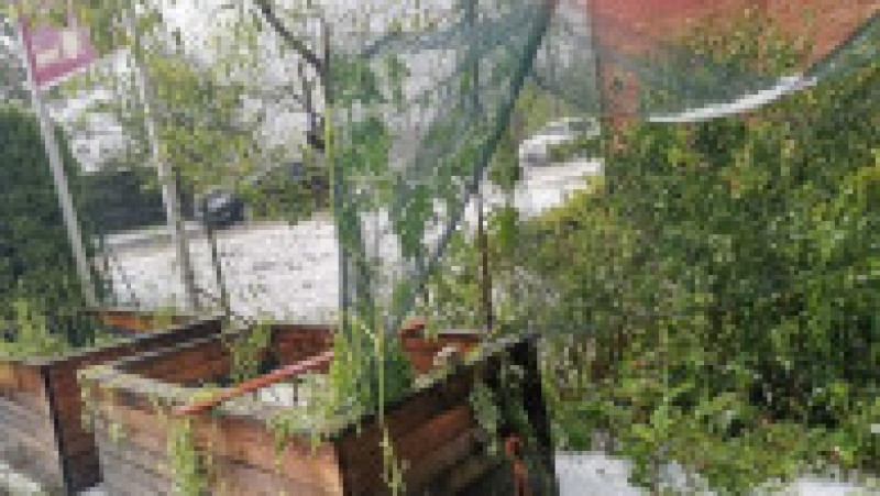 O ploaie torențială cu grindină a transformat străzile unui oraș din vestul Sloveniei în râuri. FOTO Facebook Misel Podgorski | Poza 9 din 17