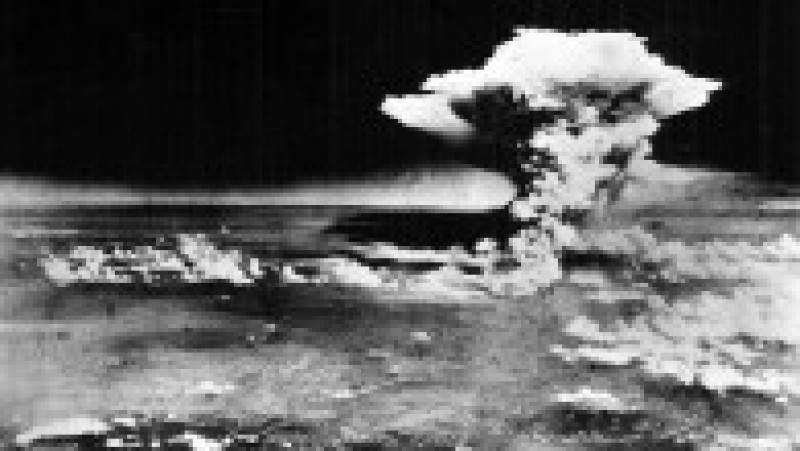 Explozia atomică de la Hiroshima, fotografiată dintr-un avion de recunoaștere. Foto: Profimedia Images | Poza 3 din 41