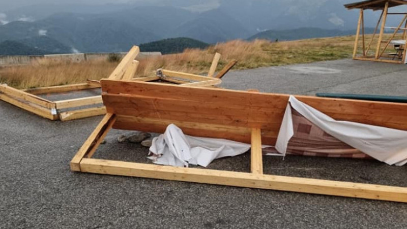 Pe Transalpina, vântul a bătut cu peste 90 de kilometri pe oră. Mai multe chioșcuri din zonă au fost răsturnate de vijelie. FOTO: Facebook Nelutz Stanciulescu