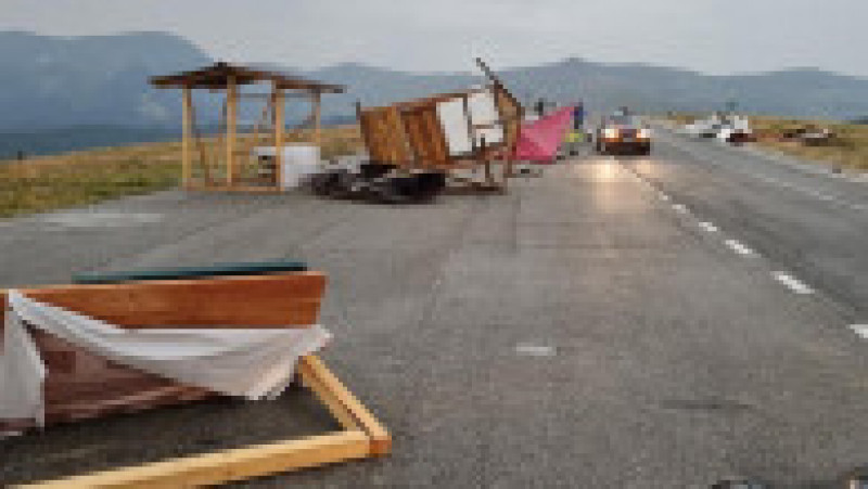 Pe Transalpina, vântul a bătut cu peste 90 de kilometri pe oră. Mai multe chioșcuri din zonă au fost răsturnate de vijelie. FOTO: Facebook Nelutz Stanciulescu | Poza 2 din 15