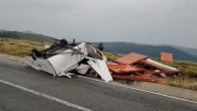Pe Transalpina, vântul a bătut cu peste 90 de kilometri pe oră. Mai multe chioșcuri din zonă au fost răsturnate de vijelie. FOTO: Facebook Nelutz Stanciulescu | Poza 4 din 15
