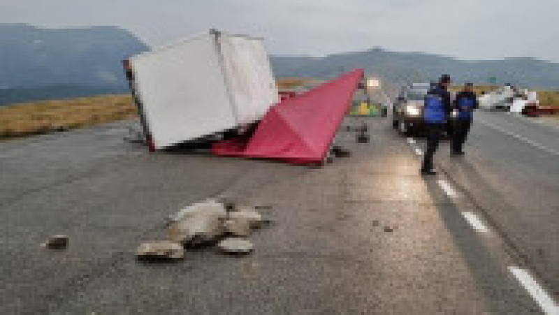Pe Transalpina, vântul a bătut cu peste 90 de kilometri pe oră. Mai multe chioșcuri din zonă au fost răsturnate de vijelie. FOTO: Facebook Nelutz Stanciulescu | Poza 5 din 15