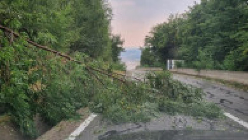 Pe Transalpina, vântul a bătut cu peste 90 de kilometri pe oră. Mai multe chioșcuri din zonă au fost răsturnate de vijelie. FOTO: Facebook Nelutz Stanciulescu | Poza 13 din 15