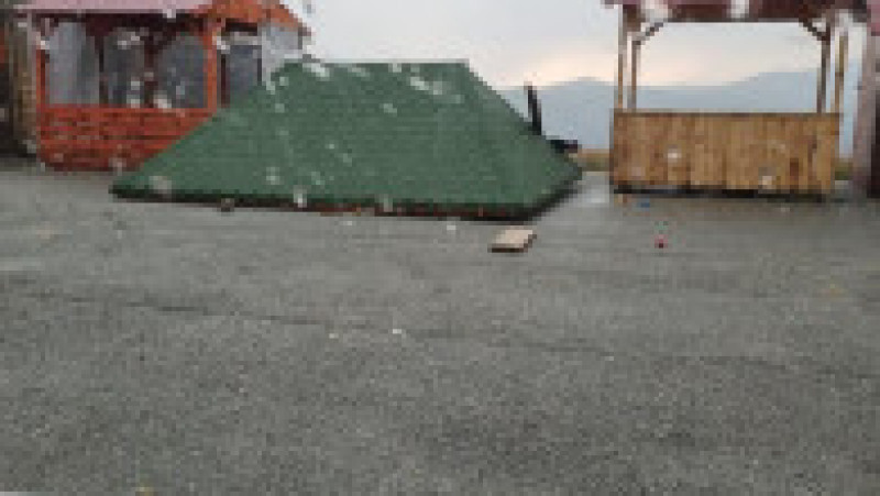 Pe Transalpina, vântul a bătut cu peste 90 de kilometri pe oră. Mai multe chioșcuri din zonă au fost răsturnate de vijelie. FOTO: Facebook Nelutz Stanciulescu | Poza 10 din 15