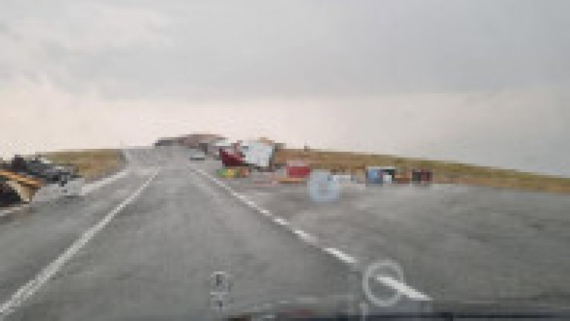 Pe Transalpina, vântul a bătut cu peste 90 de kilometri pe oră. Mai multe chioșcuri din zonă au fost răsturnate de vijelie. FOTO: Facebook Nelutz Stanciulescu | Poza 11 din 15