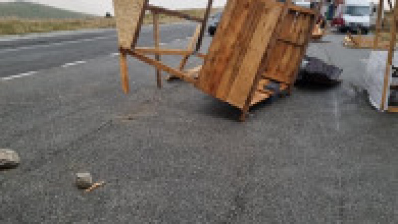 Pe Transalpina, vântul a bătut cu peste 90 de kilometri pe oră. Mai multe chioșcuri din zonă au fost răsturnate de vijelie. FOTO: Facebook Nelutz Stanciulescu | Poza 14 din 15