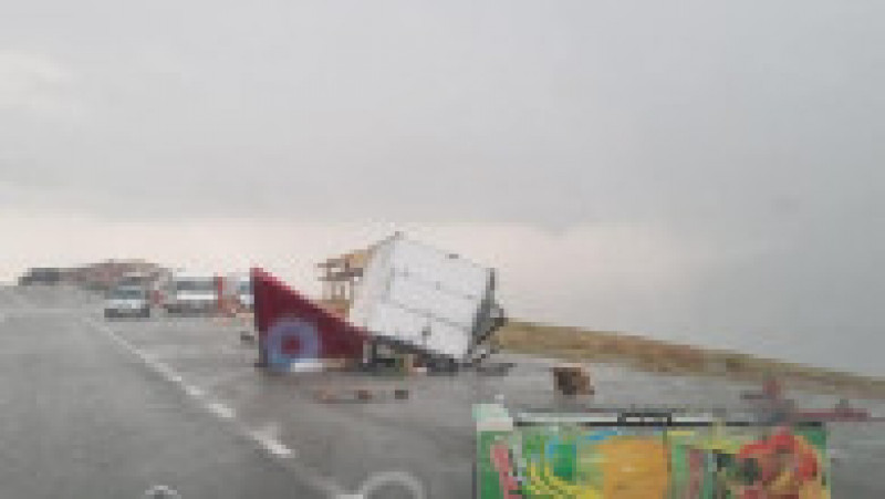Pe Transalpina, vântul a bătut cu peste 90 de kilometri pe oră. Mai multe chioșcuri din zonă au fost răsturnate de vijelie. FOTO: Facebook Nelutz Stanciulescu | Poza 15 din 15