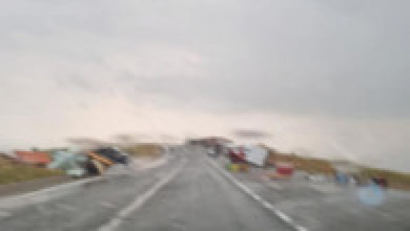 Pe Transalpina, vântul a bătut cu peste 90 de kilometri pe oră. Mai multe chioșcuri din zonă au fost răsturnate de vijelie. FOTO: Facebook Nelutz Stanciulescu | Poza 9 din 15