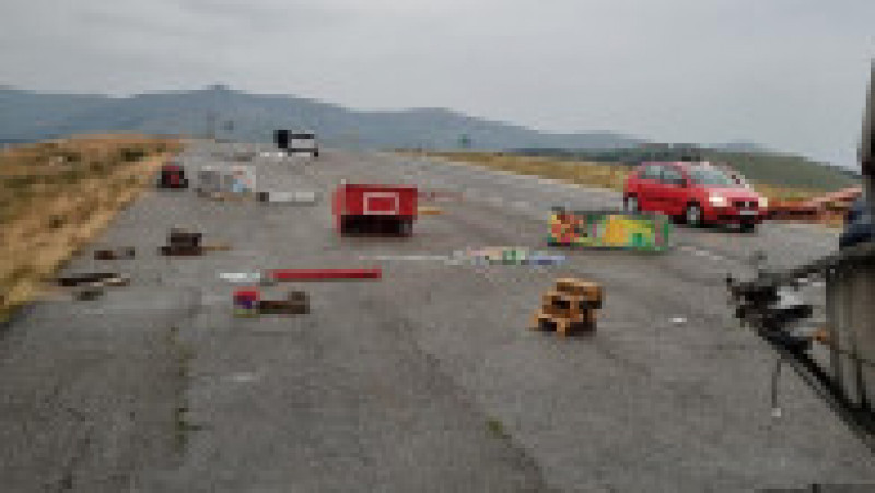 Pe Transalpina, vântul a bătut cu peste 90 de kilometri pe oră. Mai multe chioșcuri din zonă au fost răsturnate de vijelie. FOTO: Facebook Nelutz Stanciulescu | Poza 6 din 15