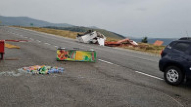 Pe Transalpina, vântul a bătut cu peste 90 de kilometri pe oră. Mai multe chioșcuri din zonă au fost răsturnate de vijelie. FOTO: Facebook Nelutz Stanciulescu | Poza 7 din 15