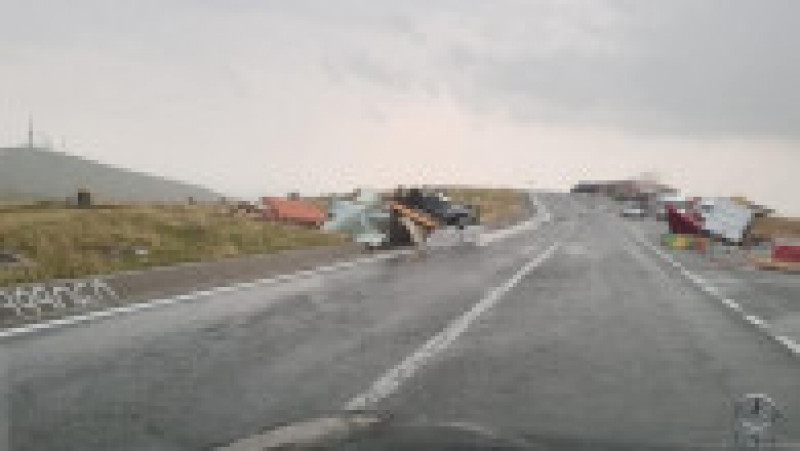 Pe Transalpina, vântul a bătut cu peste 90 de kilometri pe oră. Mai multe chioșcuri din zonă au fost răsturnate de vijelie. FOTO: Facebook Nelutz Stanciulescu | Poza 8 din 15