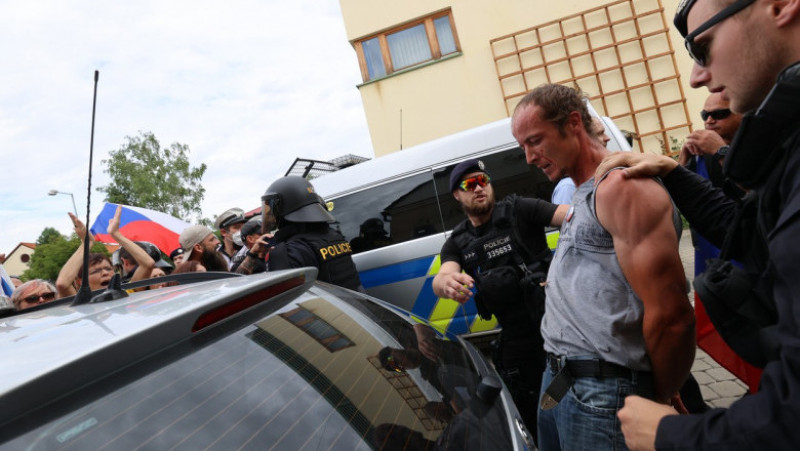 Poliția a făcut două arestări după ce premierul ceh a fost atacat cu ouă Foto: Profimedia