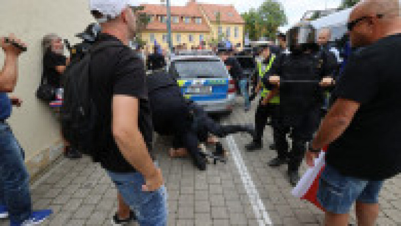 Poliția cehă a arestat două persoane după ce premierul ceh a fost atacat cu ouă Foto: Profimedia | Poza 2 din 11
