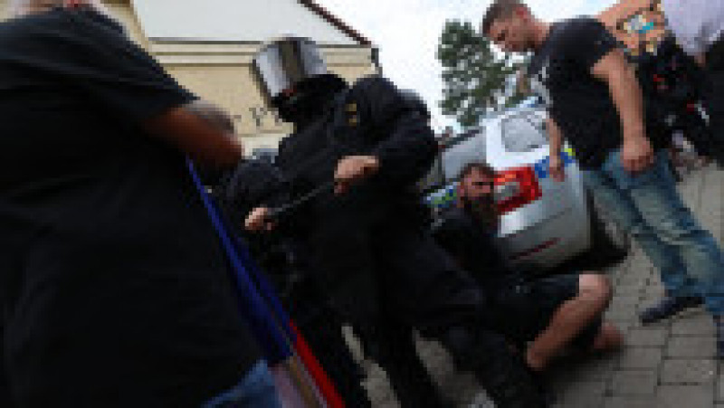 Incident în timpul unui miting electoral al premierului ceh Foto: Profimedia | Poza 4 din 11