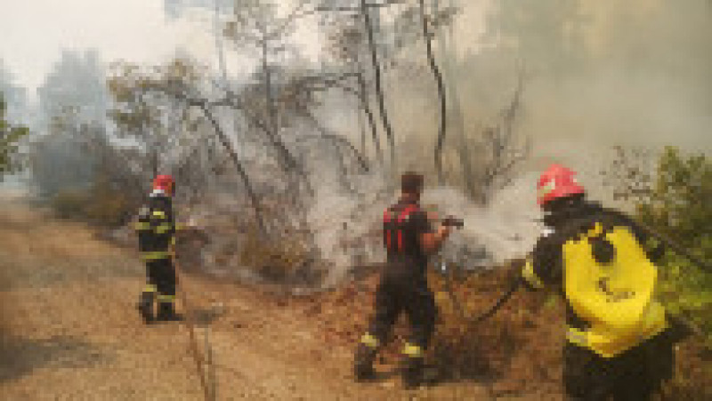 Pompierii români se luptă cu incendiile de pe insula Evia. Foto: IGSU | Poza 5 din 5