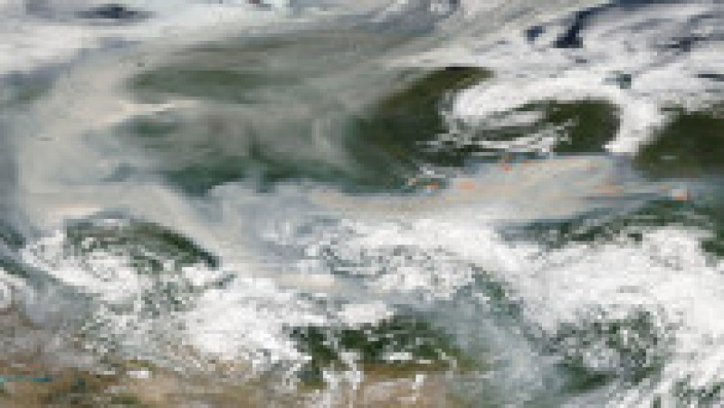Imagine din satelit cu fumul provocat de incendiile de vegetație din Iacuția. Sursa foto: AFP PHOTO / NASA | Poza 20 din 28