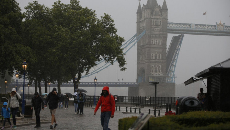 Tower Bridge din Londra se blochează pentru a doua oară într-un an. Foto: Profimedia Images