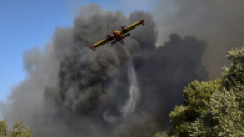 Avioane şi elicoptere de stingere a incendiilor au fost mobilizate la prima oră în lupta cu flăcările. Foto: Profimedia | Poza 7 din 9