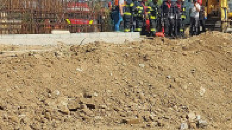 Un mal de pământ s-a surpat peste muncitori pe un șantier de lângă Bibilioteca Națională din București Foto: Digi24 | Poza 5 din 11
