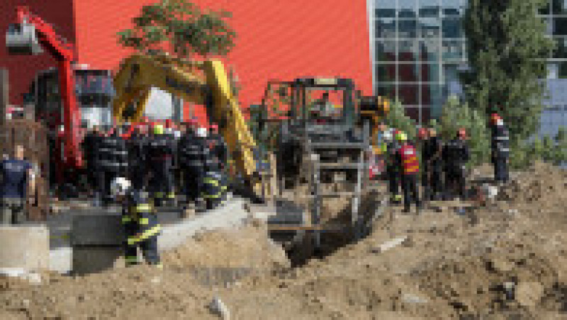 Un muncitor îngropat complet de surparea de pământ a fost găsit și ulterior s-a pronunțat decesul Foto: Inquam Photos / Octav Ganea | Poza 8 din 11