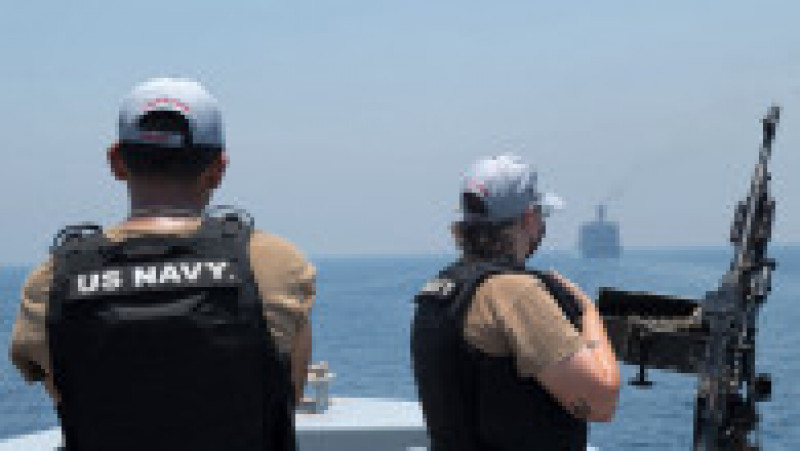 Nava Mercer Street (în plan îndepărtat) escortată de o navă militară a US Navy în timpul traversării Strâmtorii Ormuz. Foto: Profimedia Images | Poza 9 din 9