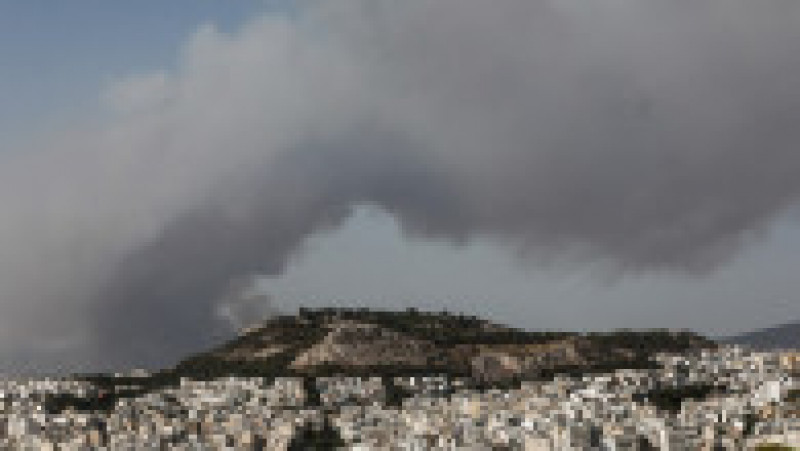 Fumul incendiului a ajuns deasupra Atenei. Foto: Profimedia | Poza 1 din 10