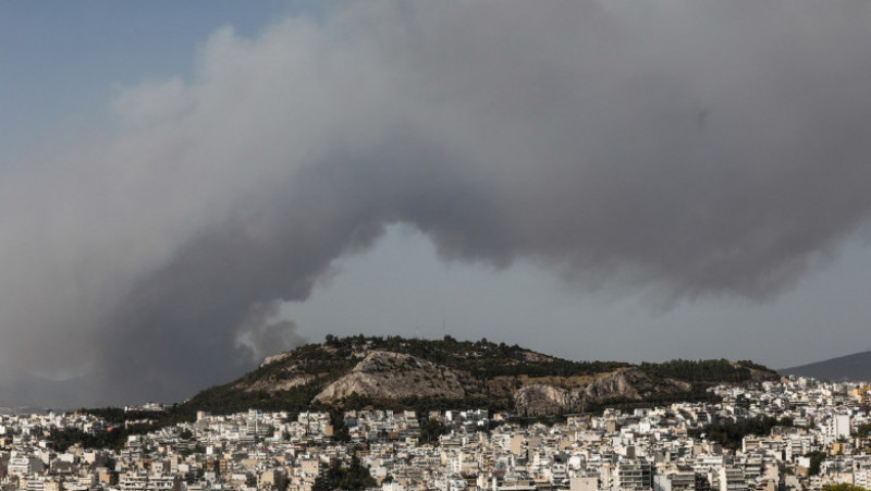 Fumul incendiului a ajuns deasupra Atenei. Foto: Profimedia