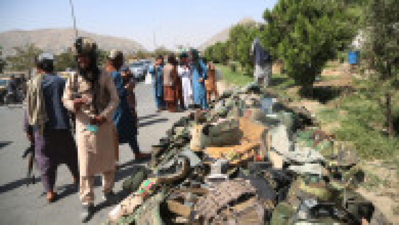 Talibanii se aprovizionează cu muniție și echipament american de pe marginea drumului. Sursă foto: Profimedia Images | Poza 17 din 18