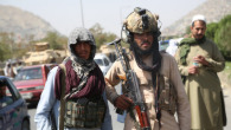 Talibanii se aprovizionează cu muniție și echipament american de pe marginea drumului. Foto: Profimedia Images | Poza 16 din 18