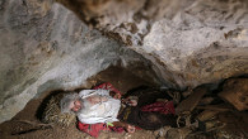 Un bărbat sârb, care locuiește de 20 de ani într-o peșteră, s-a vaccinat anti-Covid. Foto: Profimedia | Poza 4 din 9